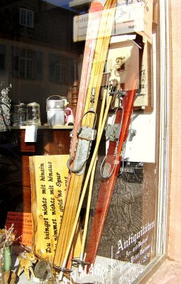 ANTIQUE SKIS