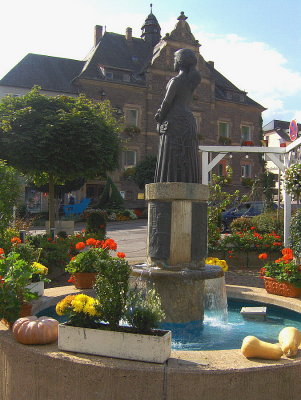 FOUNTAIN  & STATUE AT THE FRUITMARKET
