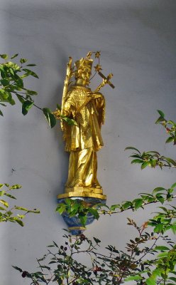 SMALL SAINTLY STATUE