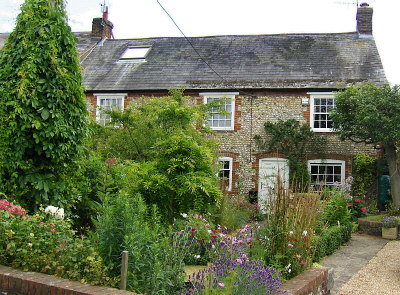 A PRETTY FLINT COTTAGE & GARDEN   535