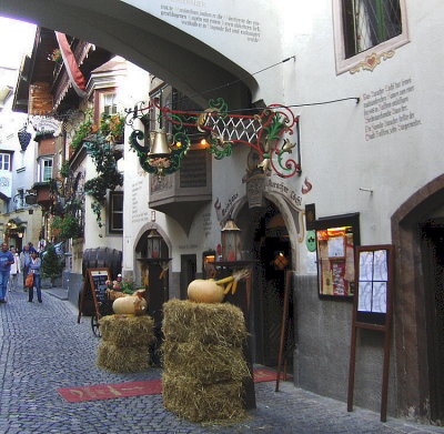 ROMERHOFGASSE ALLEY . 1