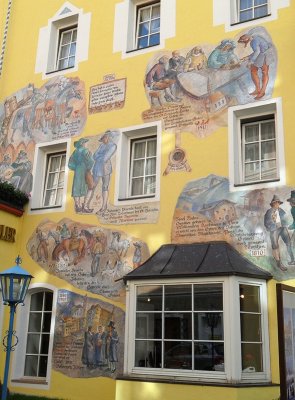 HISTORY BY MURALS