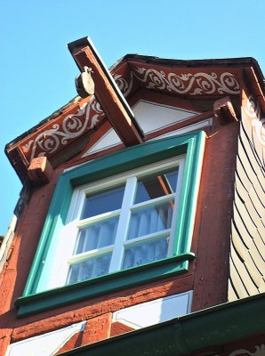 WINDOW WITH HOIST