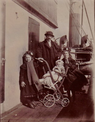 A Grandad, Mum & Aunts 1920    842