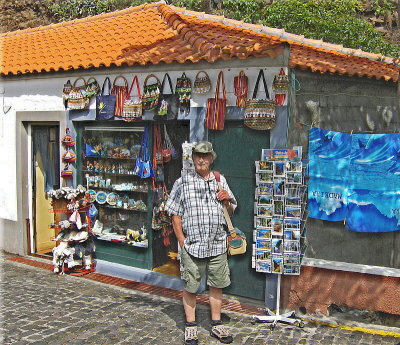 DEREK OUTSIDE THE GIFT SHOP