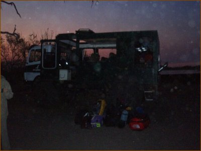 Moment to take out our backpacks and mount our tents. That night we could very clearly hear lions roaring every 10mts!!!