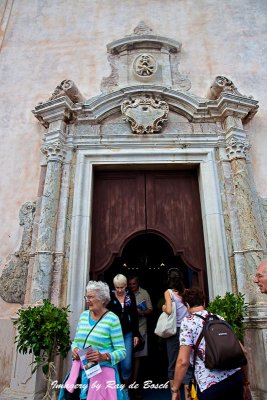 Note: Skull with crossbones is above the duomo entrance!