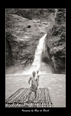 rafting helpers at Pagsanhan Falls