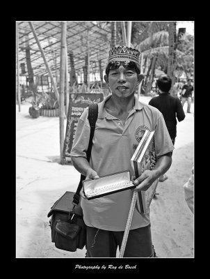 a muslim pearl hawker