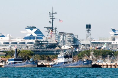 n0630 Tugboats, Midway and the Cruise Ship