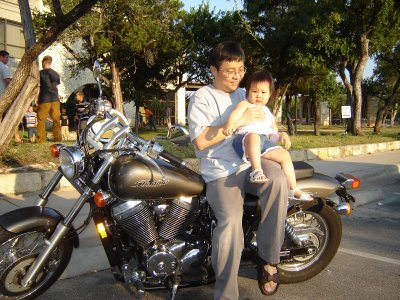 幼兒園辦的父子聚餐, 騎摩托車拍照