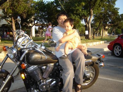 幼兒園辦的父子聚餐, 騎摩托車拍照