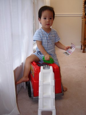 聚聚坐到救火車上