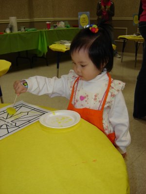 歡歡塗上顏料