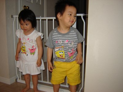 穿上姨婆買的 Spongebob 卡通衣服