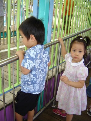 坐小小雲霄飛車