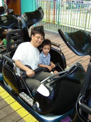 坐小小雲霄飛車