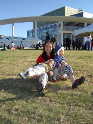 小朋友在 Long Center 前的草地上玩