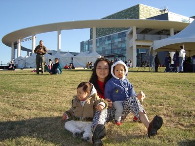 小朋友在 Long Center 前的草地上玩