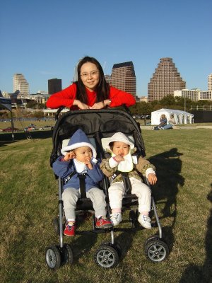 背景是 Austin 的市中心建築物