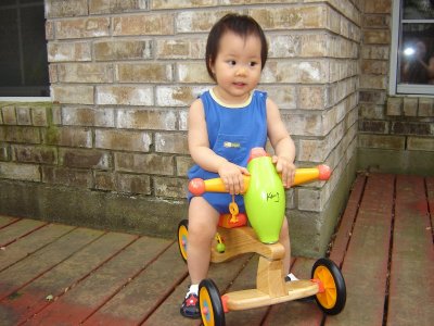歡歡騎三輪車