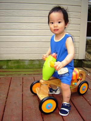 聚聚騎三輪車
