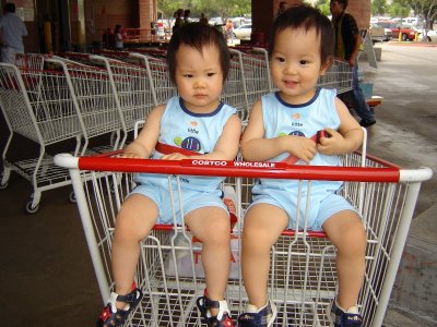 小朋友坐在 Costco 的購物車上