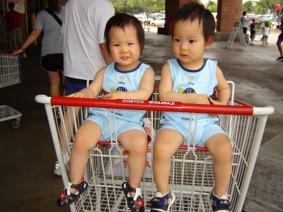小朋友坐在 Costco 的購物車上