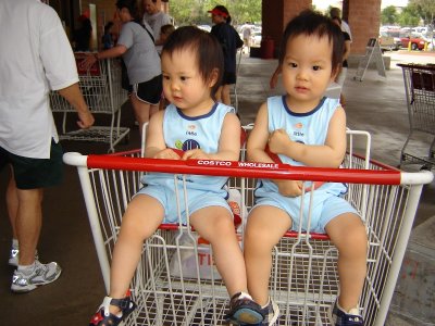 小朋友坐在 Costco 的購物車上