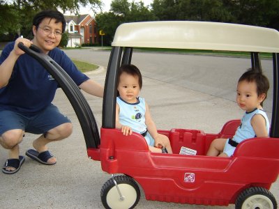 爸爸推車帶我們到小學校去玩