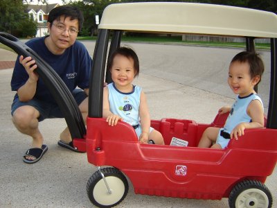 爸爸推車帶我們到小學校去玩