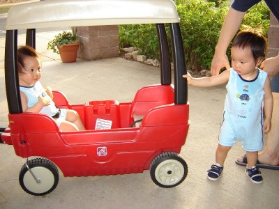 聚聚不肯坐回 wagon