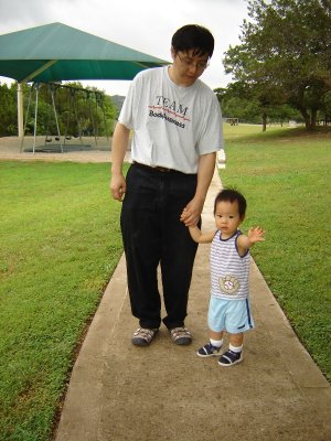 爸爸牽著聚聚走出公園