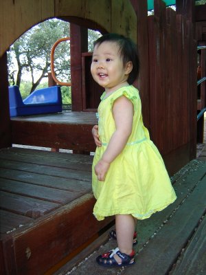 歡歡在 playground 裡鑽來鑽去