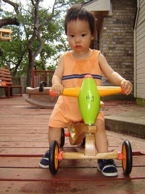聚聚在陽台上騎車