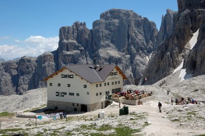rifugio cavazza al pisciadu. dolomiti .jpg
