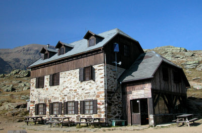 rifugio lago corvo. val di rabbi .jpg