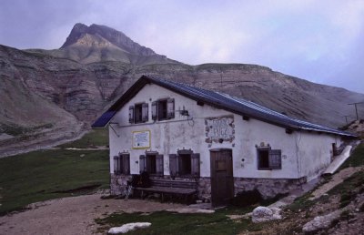 rifugio puez. dolomiti .jpg