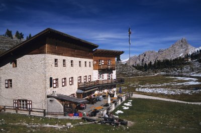 rifuugio la varella. alpe di fanes .jpg
