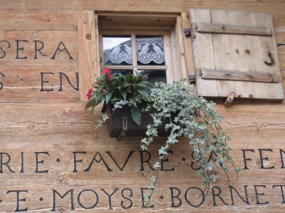 Une des rares maisons  texte