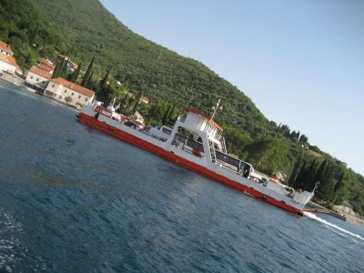 Un bac traverse les Bouches de Kotor et permet de gagner une heure de route