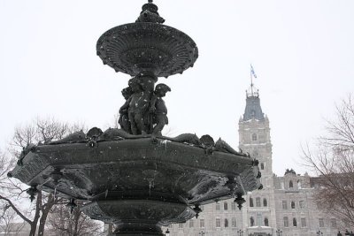 La fontaine de Tourny et le Parlement