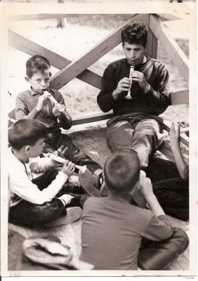 Gene Aron and campers 1966.jpg