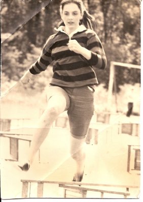 Estelle Schneider hurdling 1967.jpg