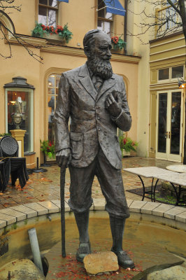 Statue of George Bernard Shaw