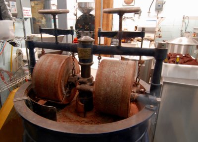 Chocolate mill