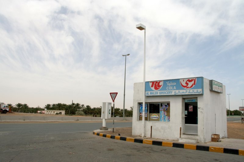 Dubai (UAE): Small grocery store at the outskirts of Dubai