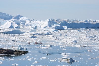 Ships crossing Disco Bay (Greenland) (HM)