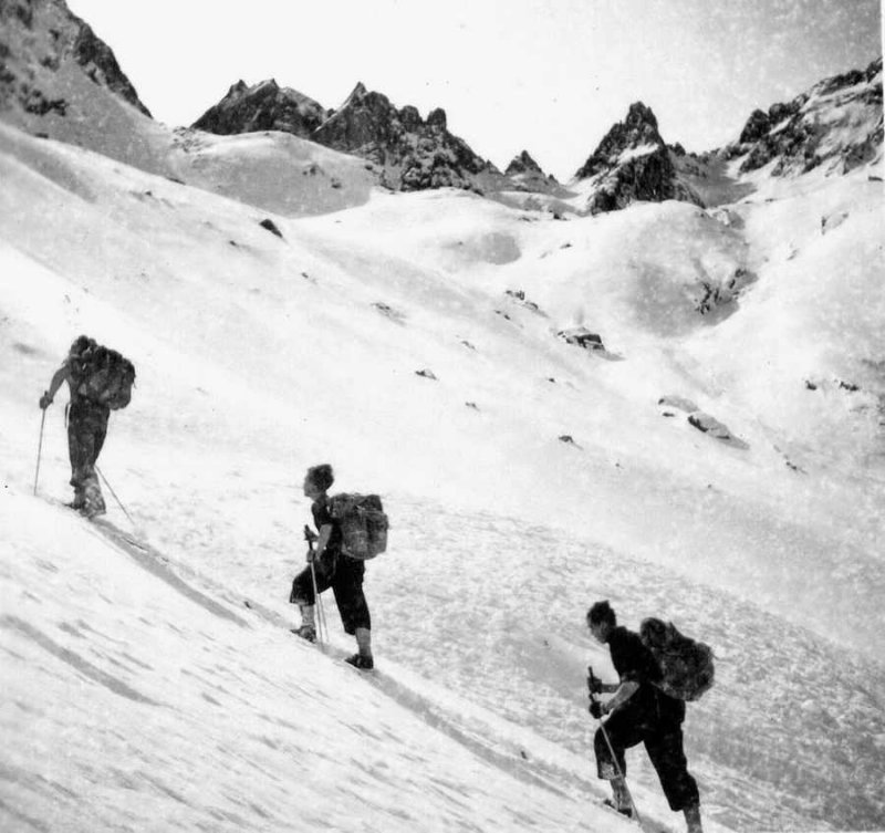 Dans le Vallon de Garemblanc en montant au col dIlhou 1945-46 Hiver  Barges