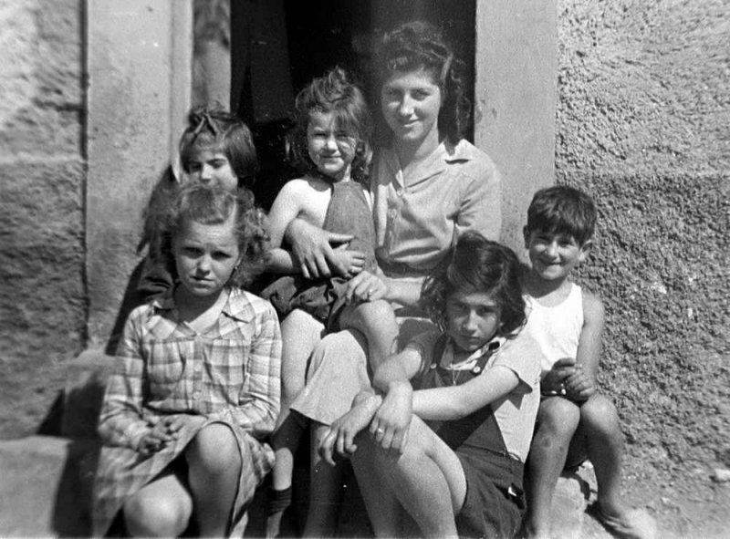 1948 Avec Paulette Laplagne, Josette, Titi, Chatou et les autres